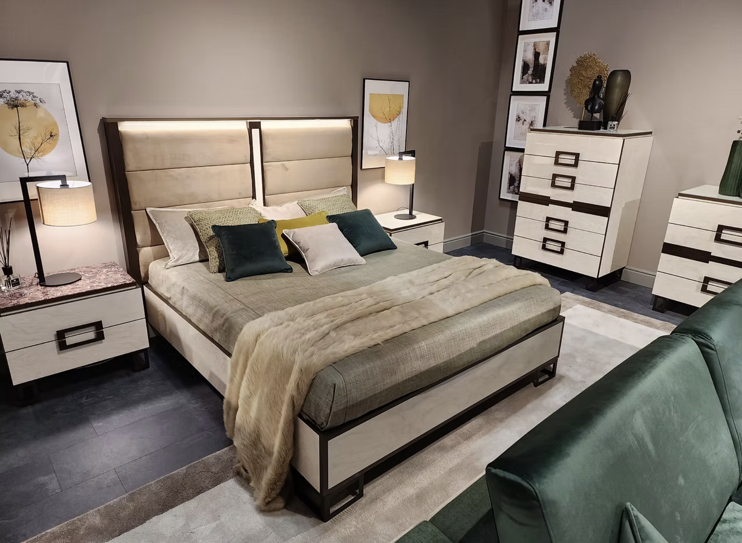 4pcs Poesia King Uph Italian Bedroom Set