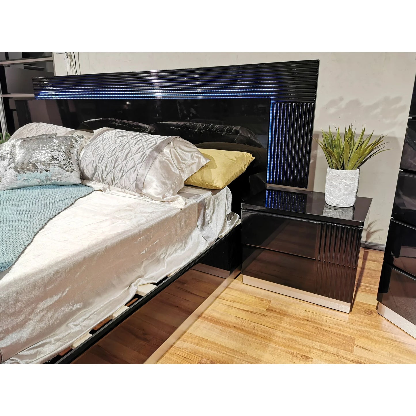 4pcs  Black B77 Modena Bedroom Set