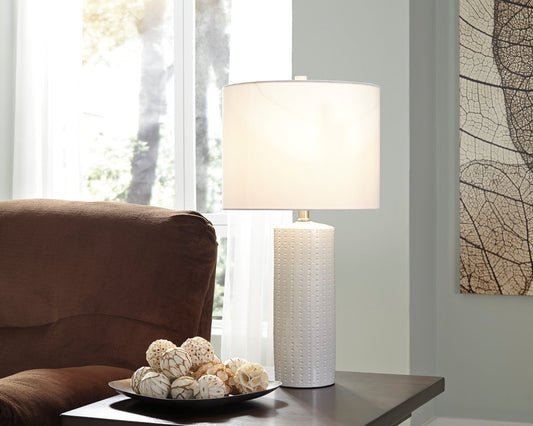 2pcs L177904 Table Lamp Set